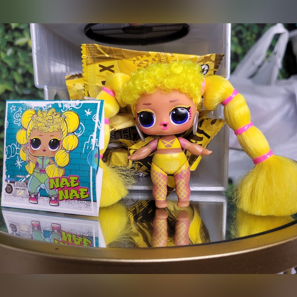 Lol surprise Remix nae nae doll yellow hair rock star